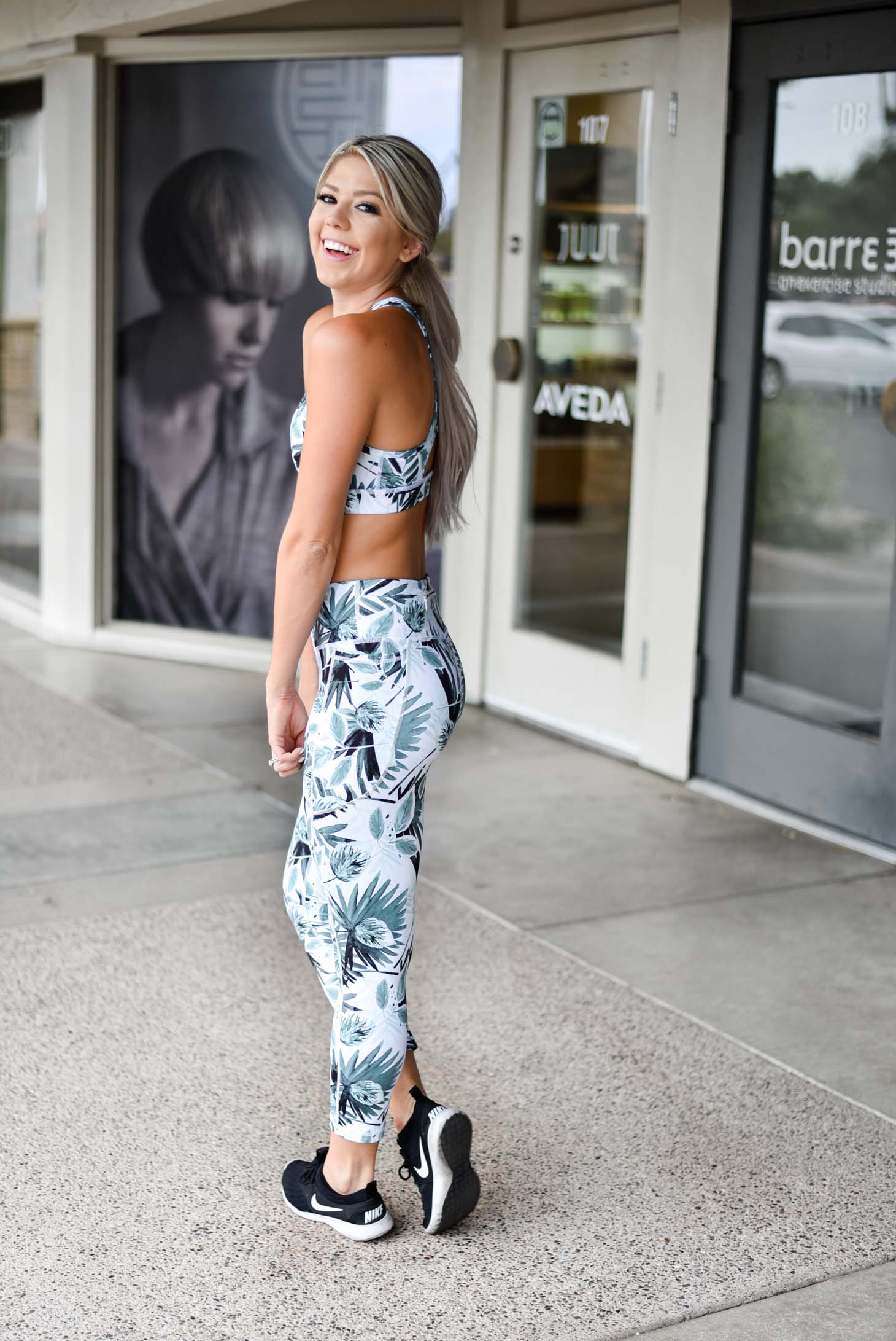 Erin Elizabeth of Wink and a Twirl shares her experience at Barre3 fitness studio in Scottsdale, Arizona wearing Senita Athletics sports bra and leggings 
