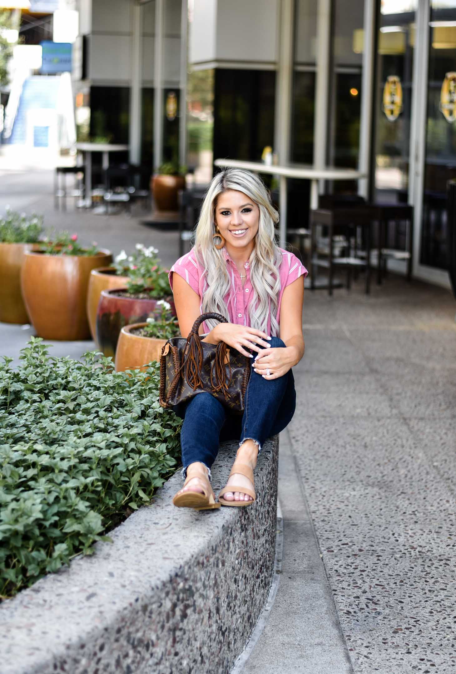 Erin Elizabeth of Wink and a Twirl shares the perfect transitional and casual look from summer to fall