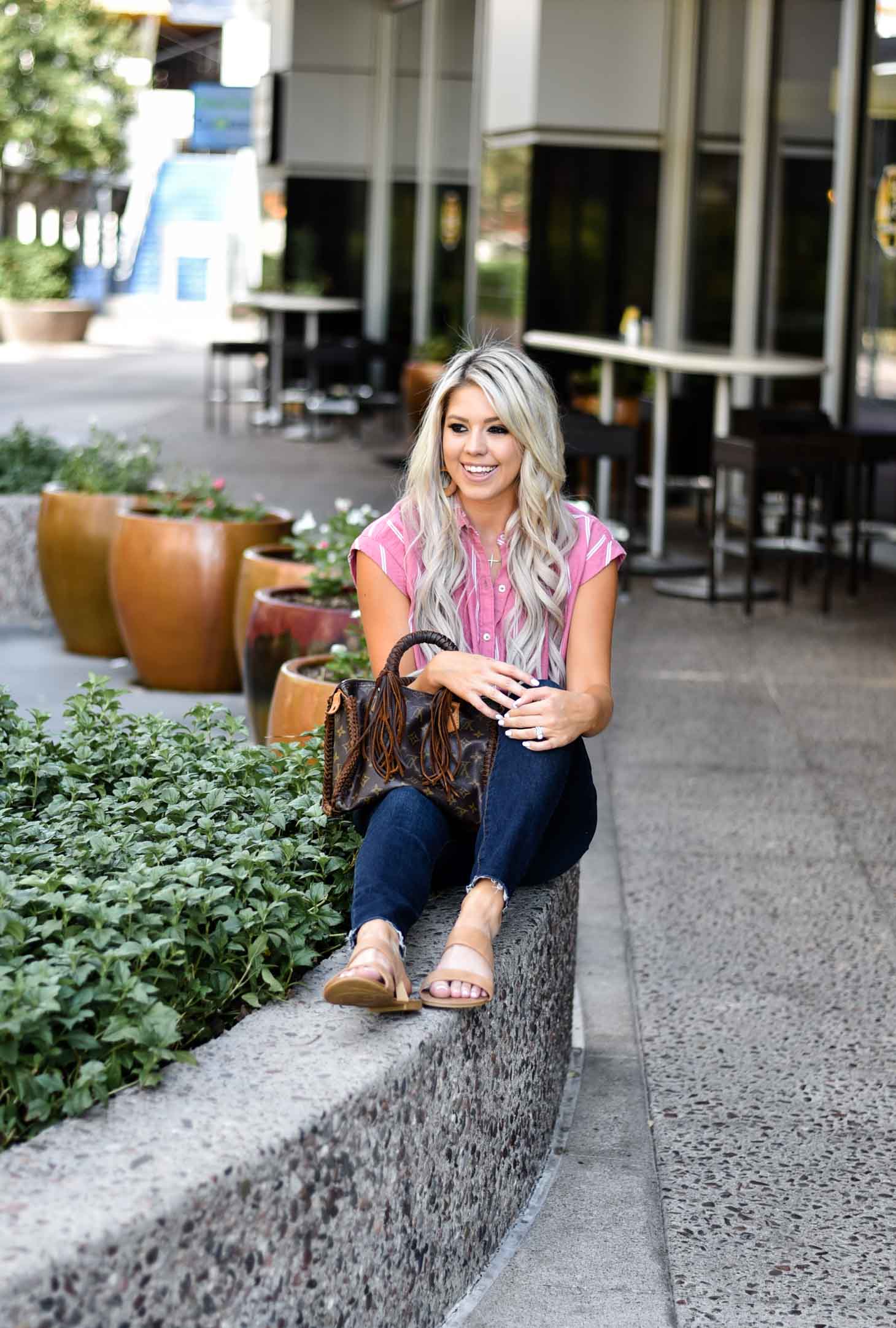 Erin Elizabeth of Wink and a Twirl shares the perfect transitional and casual look from summer to fall