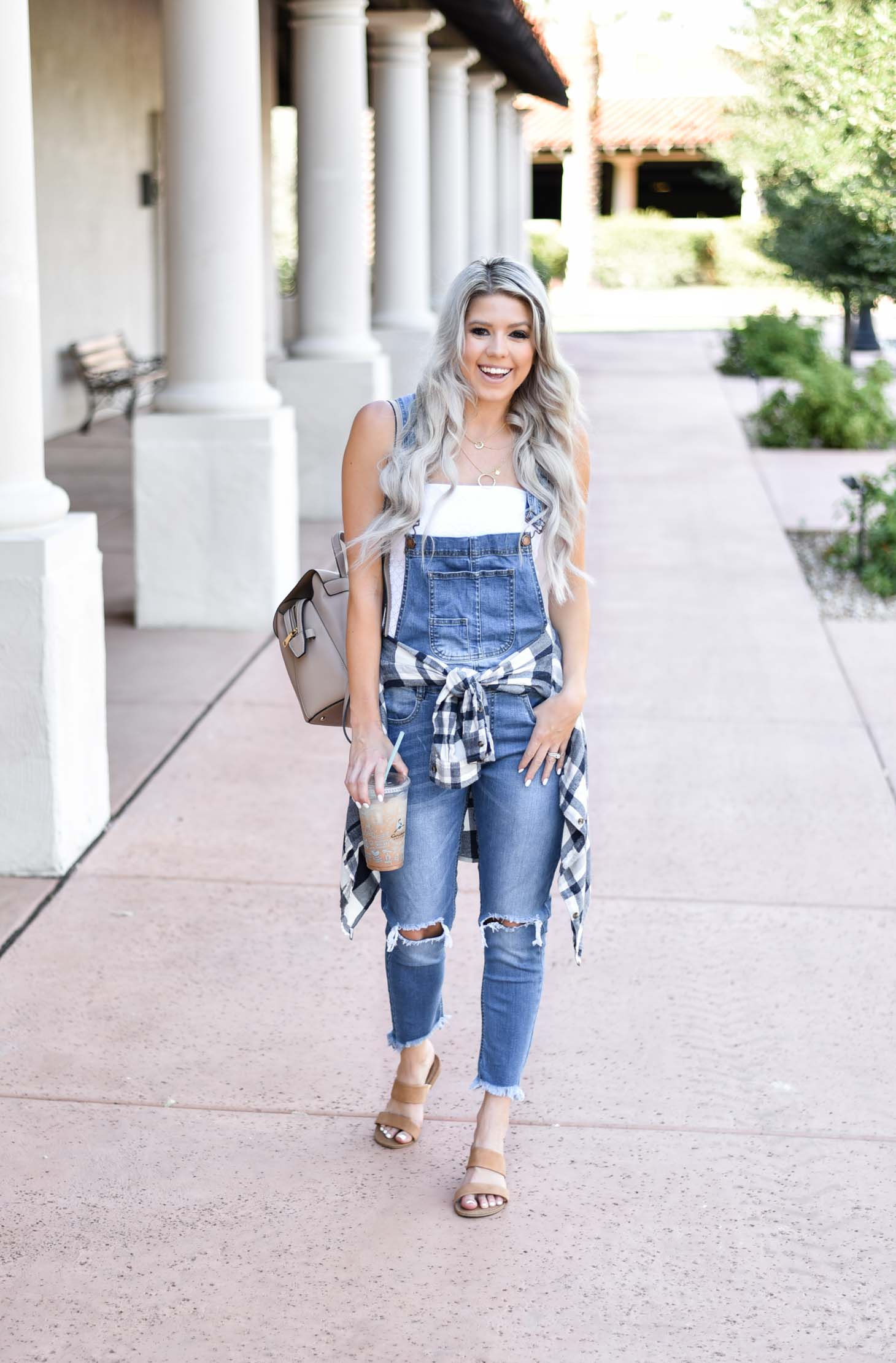 Erin Elizabeth of Wink and a Twirl shares the overall jeans you need from Pink Lily Boutique this Fall 