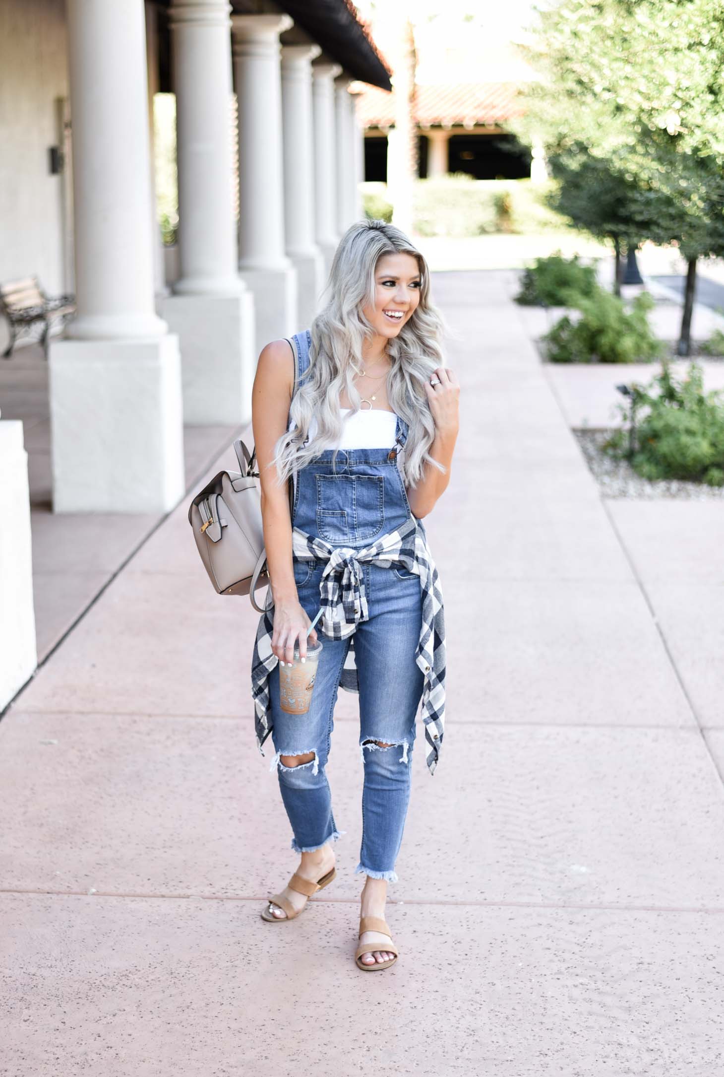 Erin Elizabeth of Wink and a Twirl shares the overall jeans you need from Pink Lily Boutique this Fall 