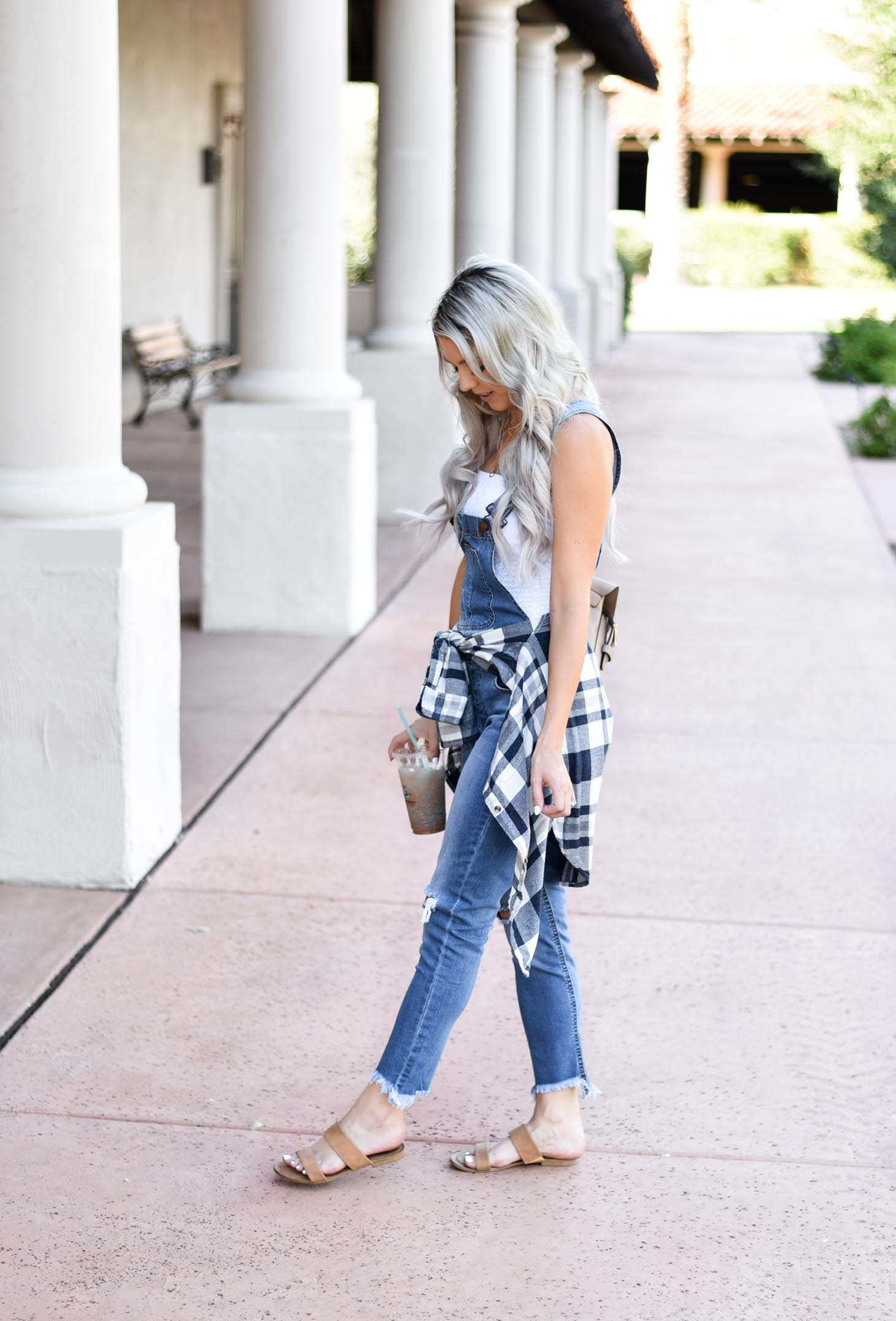 Erin Elizabeth of Wink and a Twirl shares the overall jeans you need from Pink Lily Boutique this Fall 