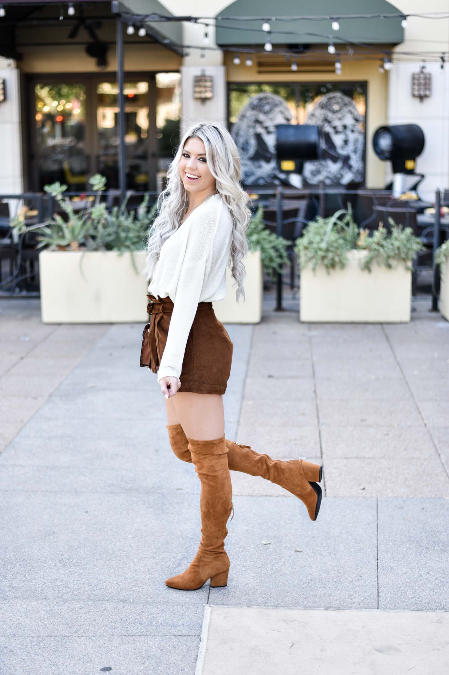 Erin Elizabeth of Wink and a Twirl in the cutest fall outfit from Goodnight Macaroon 