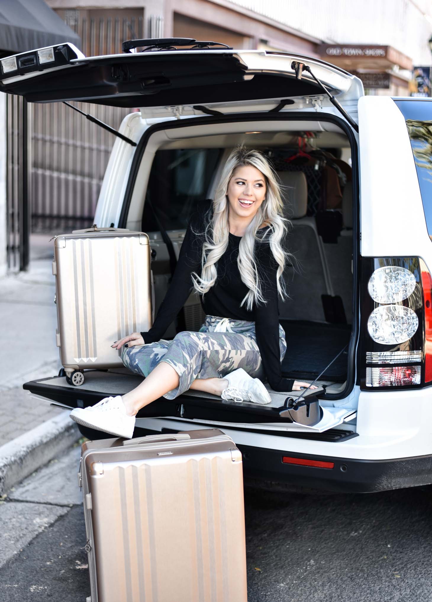 Erin Elizabeth of Wink and a Twirl shares her go to travel style with Amaryllis Apparel