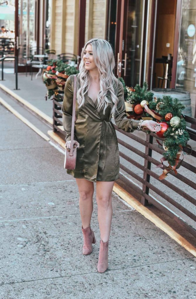 Erin Elizabeth of Wink and a Twirl shares the perfect New Years Eve look for the girl that doesn't love sequin and sparkle! Whole look is Lulus