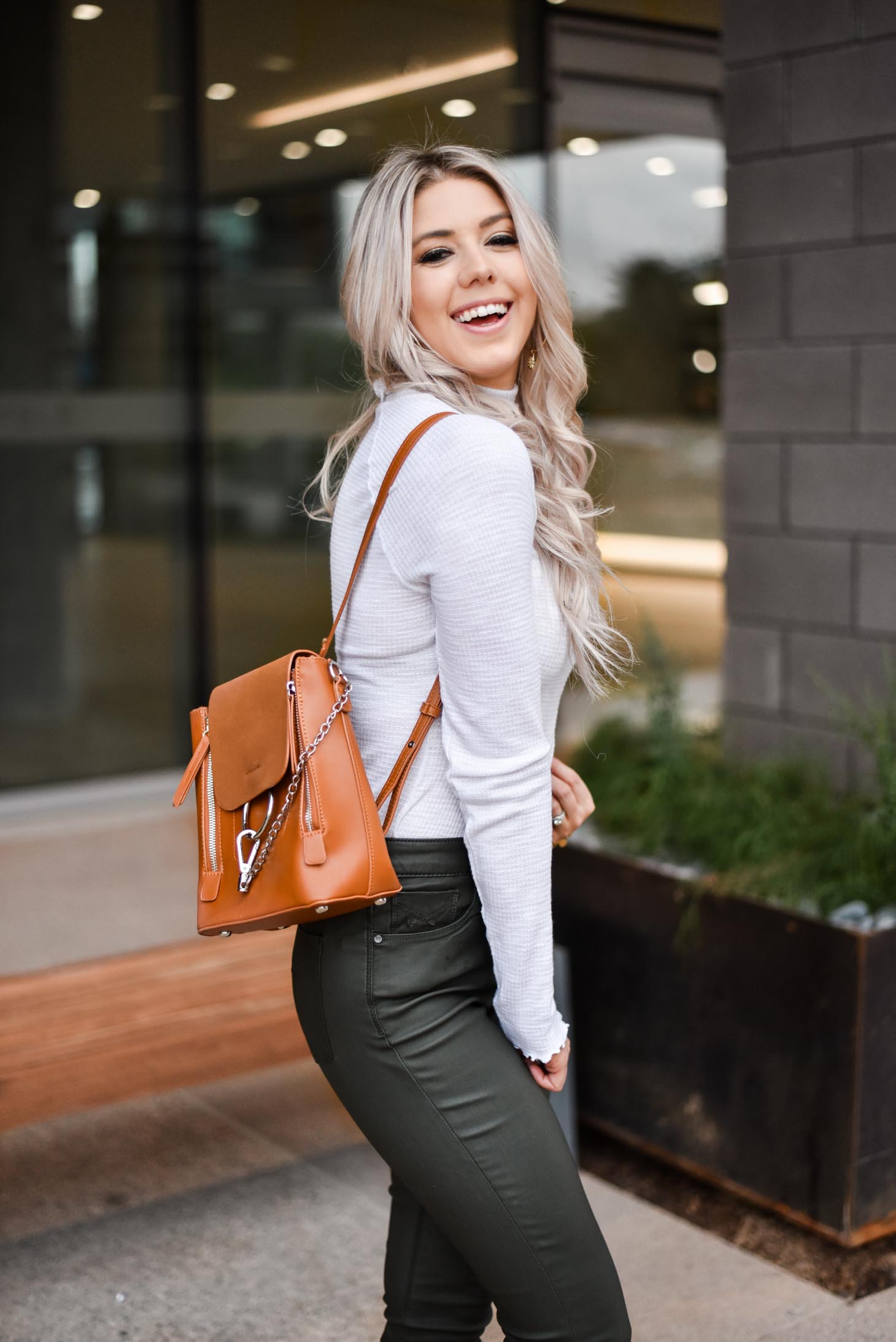 Erin Elizabeth of Wink and a Twirl shares the perfect leather pants and turtleneck look from Lulus during her stay at the AC Hotel Phoenix Biltmore in Phoenix, Arizona