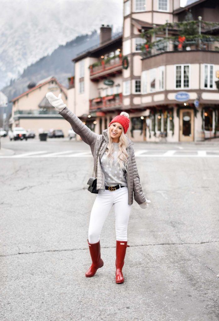 Erin Elizabeth of Wink and a Twirl shares her complete travel guide to Seattle and Leavenworth in Washington during the Christmas season