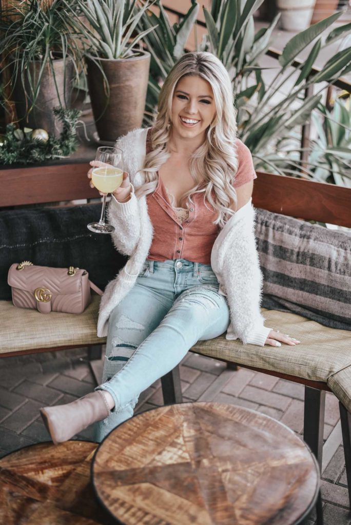 Erin Elizabeth of Wink and a Twirl shares her go to look for brunch on the weekend with American Eagle Outfitters and CeCe Sportswear