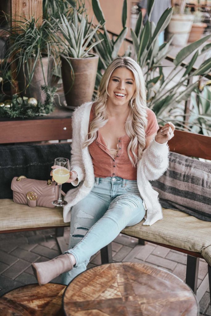 Erin Elizabeth of Wink and a Twirl shares her go to look for brunch on the weekend with American Eagle Outfitters and CeCe Sportswear