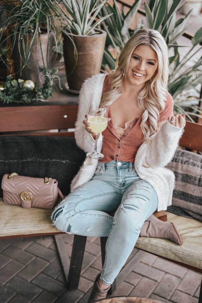 Erin Elizabeth of Wink and a Twirl shares her go to look for brunch on the weekend with American Eagle Outfitters and CeCe Sportswear