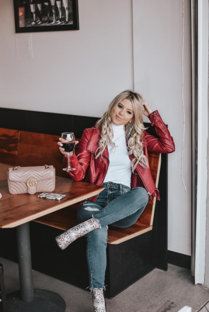 Erin Elizabeth of Wink and a Twirl shares the perfect casual night out look for dinner and drinks from Lulus