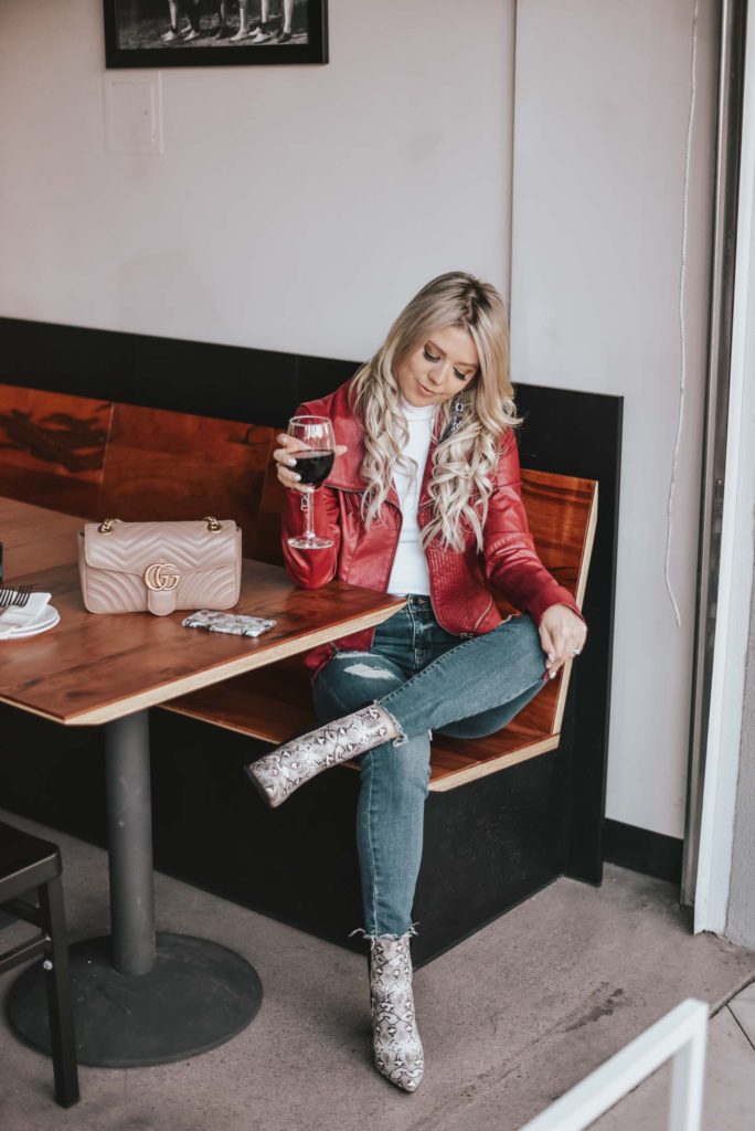 Erin Elizabeth of Wink and a Twirl shares the perfect casual night out look for dinner and drinks from Lulus