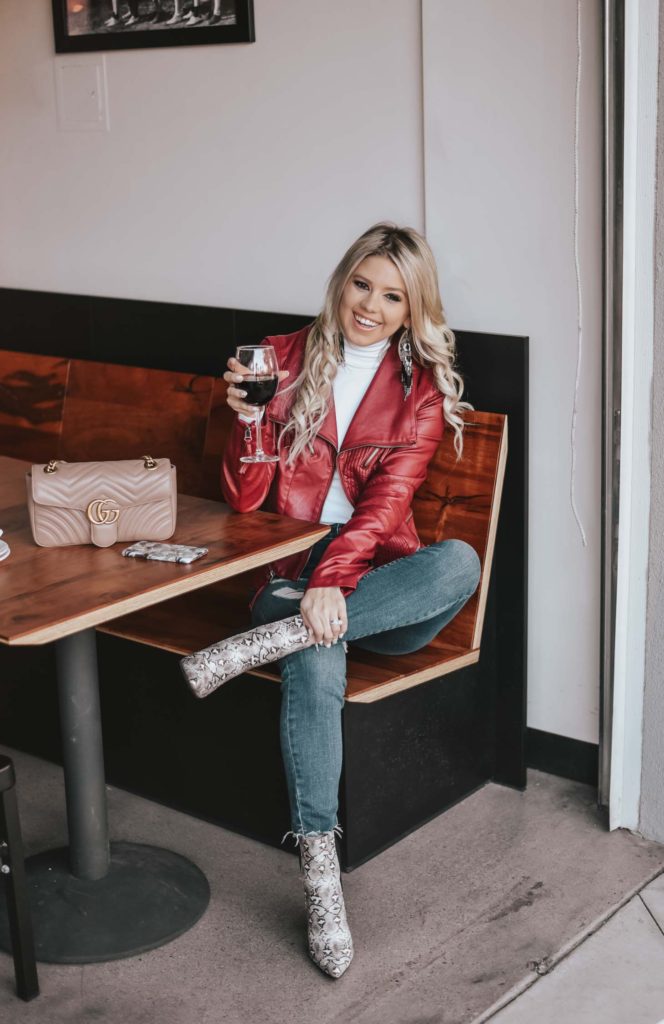 Erin Elizabeth of Wink and a Twirl shares the perfect casual night out look for dinner and drinks from Lulus