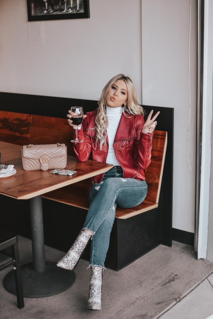 Erin Elizabeth of Wink and a Twirl shares the perfect casual night out look for dinner and drinks from Lulus