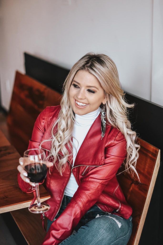 Erin Elizabeth of Wink and a Twirl shares the perfect casual night out look for dinner and drinks from Lulus