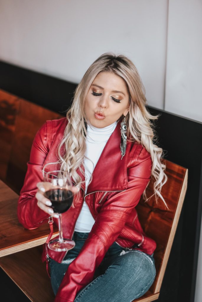 Erin Elizabeth of Wink and a Twirl shares the perfect casual night out look for dinner and drinks from Lulus