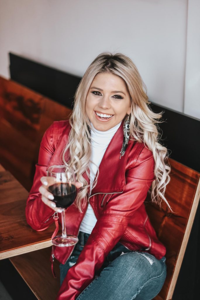 Erin Elizabeth of Wink and a Twirl shares the perfect casual night out look for dinner and drinks from Lulus