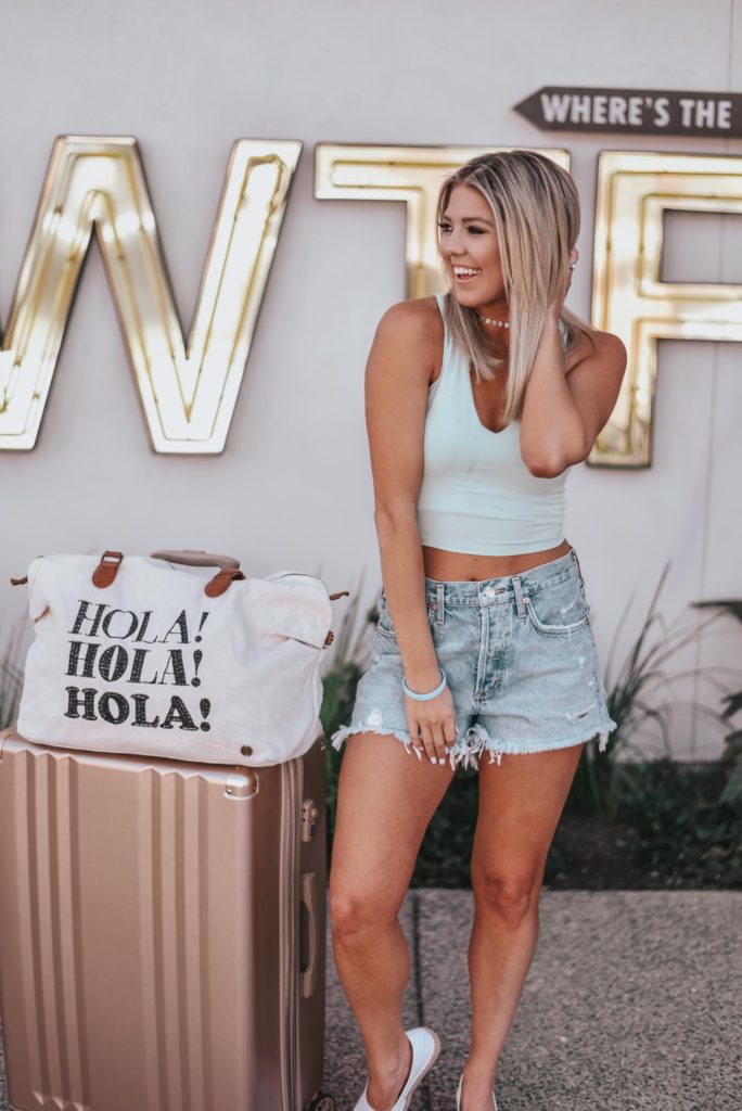 Erin Elizabeth of Wink and a Twirl shares the perfect travel look for a spring break vacay from Lulus!