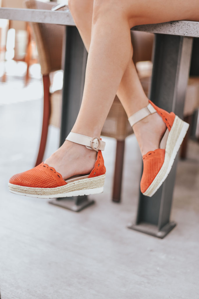 Erin Elizabeth of Wink and a Twirl shares the perfect pair of espadrille sandals from Earth at Zappos for Spring!