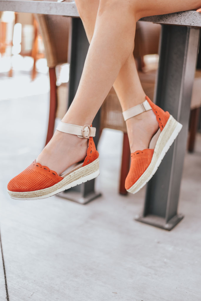 Erin Elizabeth of Wink and a Twirl shares the perfect pair of espadrille sandals from Earth at Zappos for Spring!