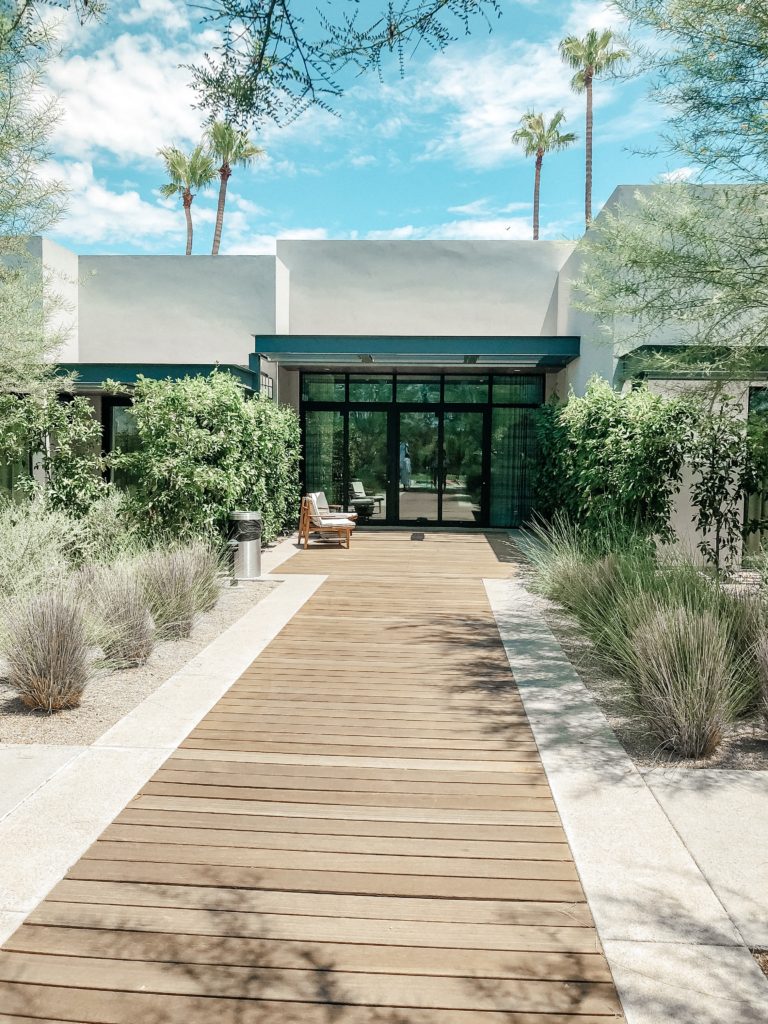 Erin Elizabeth of Wink and a Twirl shares her recent girl's staycation at the Andaz Scottsdale Resort and Bungalows in Scottsdale, Arizona 