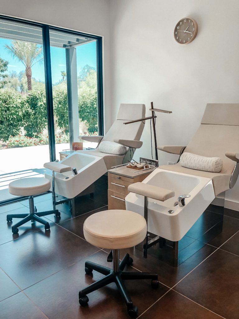 Erin Elizabeth of Wink and a Twirl shares her recent girl's staycation at the Andaz Scottsdale Resort and Bungalows in Scottsdale, Arizona 